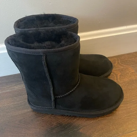 UGG Big Girls Classic Short Boots II Size 3 New without Box