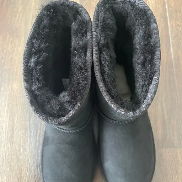 UGG Big Girls Classic Short Boots II Size 3 New without Box