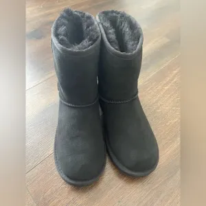 UGG Big Girls Classic Short Boots II Size 3 New without Box