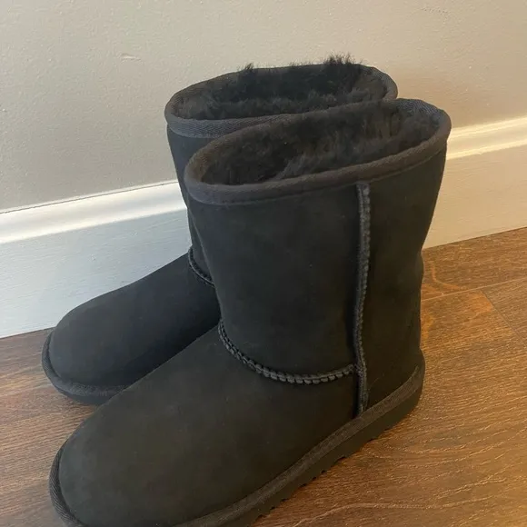 UGG Big Girls Classic Short Boots II Size 3 New without Box