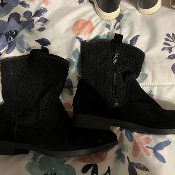 UGG Black dahlia lace boots, zip sides, size 6