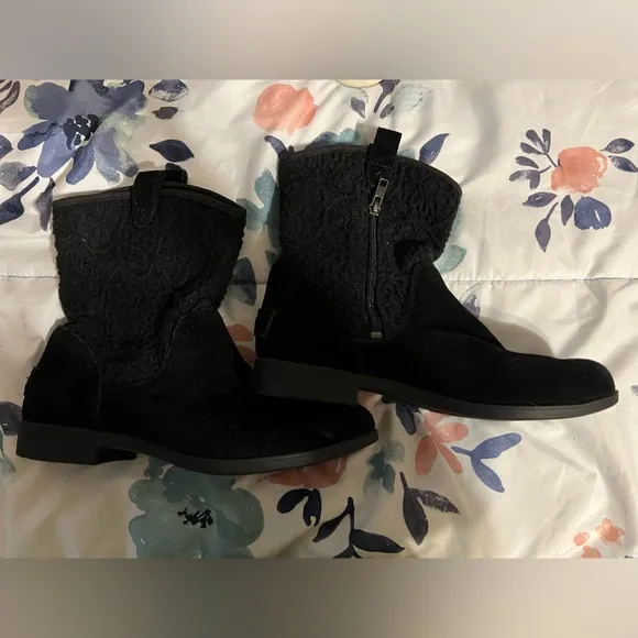 UGG Black dahlia lace boots, zip sides, size 6