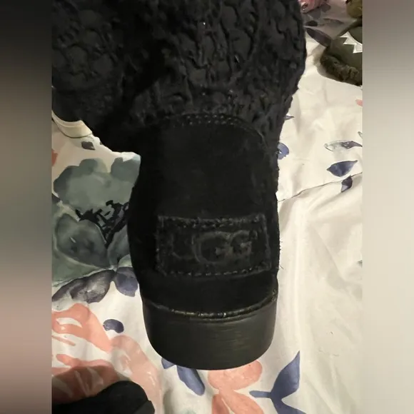 UGG Black dahlia lace boots, zip sides, size 6