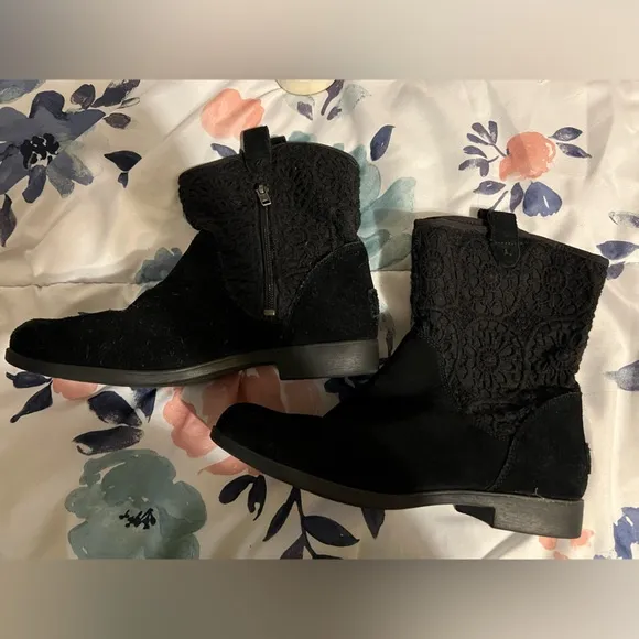 UGG Black dahlia lace boots, zip sides, size 6