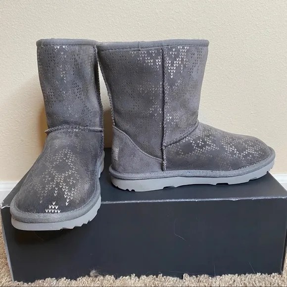 UGG Classic II Icelandic Foil Classic Boots Size 4
