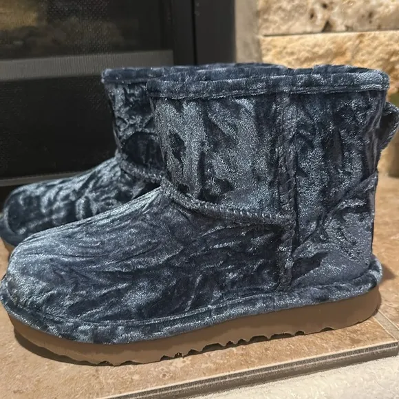 UGG Classic Mini II Crushed Blue Velvet Boots Little Girl Size 13
