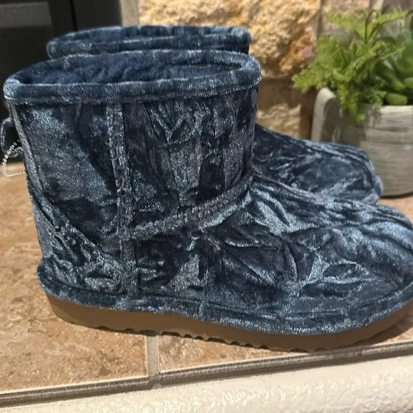 UGG Classic Mini II Crushed Blue Velvet Boots Little Girl Size 13