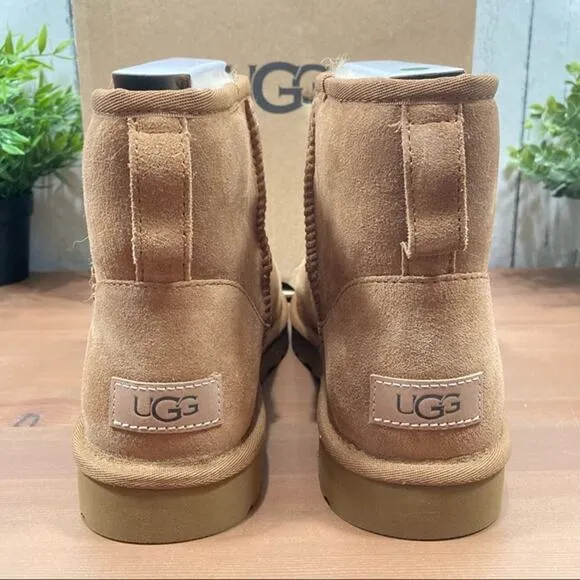 UGG Classic Mini II Genuine Shearling Lined Boots Size 6