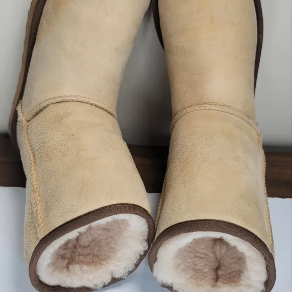 UGG CLASSIC SHORT SERAPE CREAM BOOTS Women Size 7