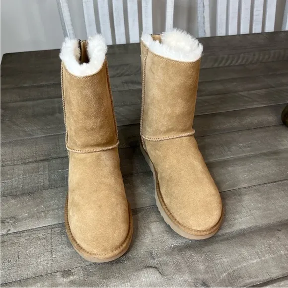 UGG Classic Short Zip Boots Sz 9