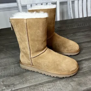 UGG Classic Short Zip Boots Sz 9