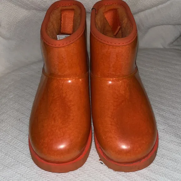 UGG Girls Classic Clear MINI II Orange Boots size 2