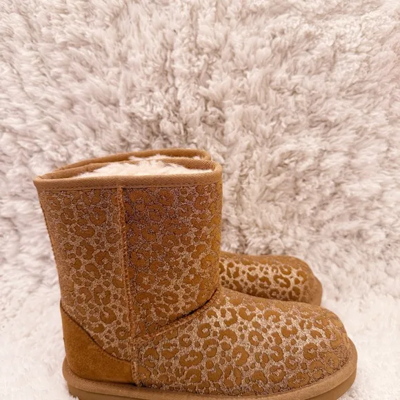 UGG Girls' Classic II GlitterLeopard Boots