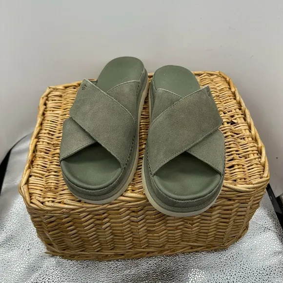 UGG Goldenstar platform Cross Slide Sandal 9.5/40.5 EU Olive Green