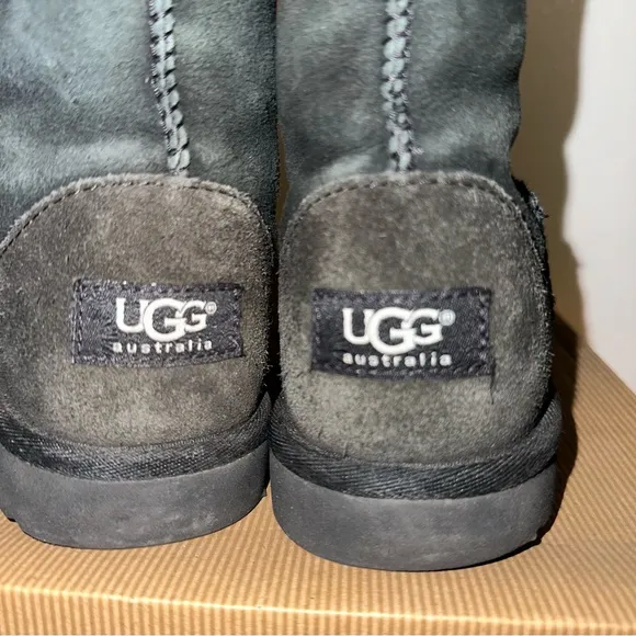 Ugg K Classic boots Big Girls in black Size 4 Big kids comes with box