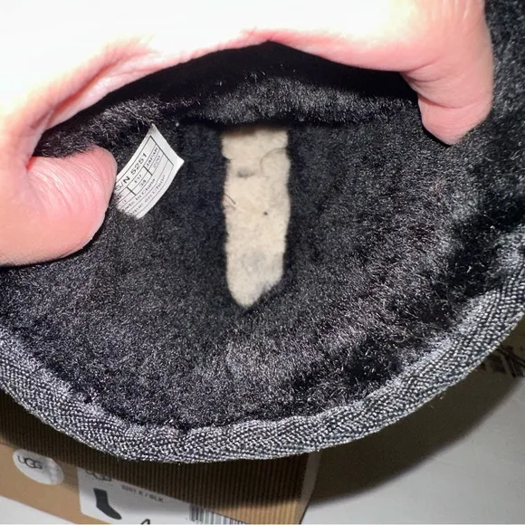 Ugg K Classic boots Big Girls in black Size 4 Big kids comes with box