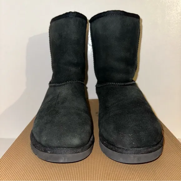 Ugg K Classic boots Big Girls in black Size 4 Big kids comes with box