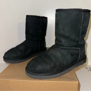 Ugg K Classic boots Big Girls in black Size 4 Big kids comes with box