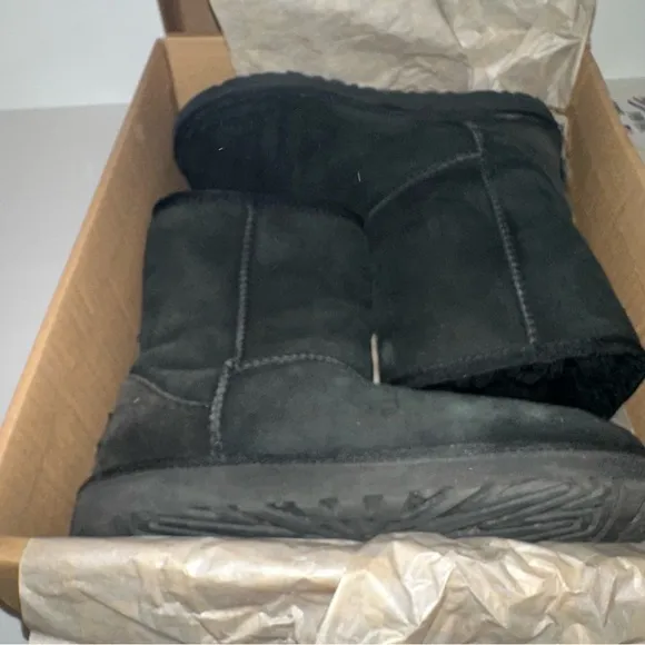 Ugg K Classic boots Big Girls in black Size 4 Big kids comes with box