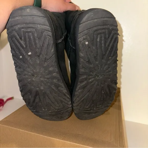 Ugg K Classic boots Big Girls in black Size 4 Big kids comes with box