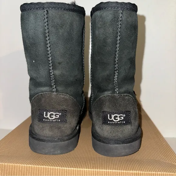 Ugg K Classic boots Big Girls in black Size 4 Big kids comes with box