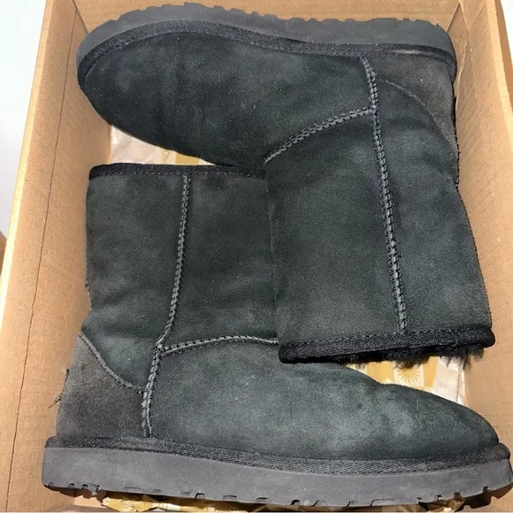 Ugg K Classic boots Big Girls in black Size 4 Big kids comes with box