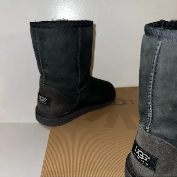 Ugg K Classic boots Big Girls in black Size 4 Big kids comes with box