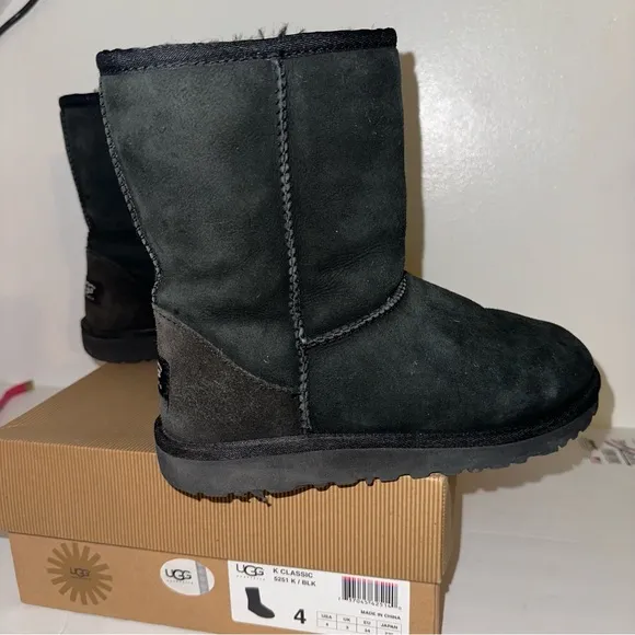 Ugg K Classic boots Big Girls in black Size 4 Big kids comes with box
