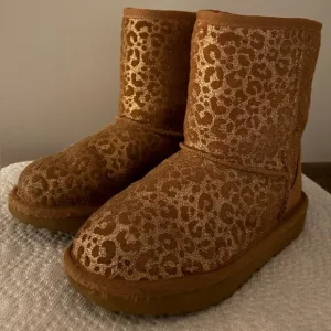 UGG kids classic glitter leopard print boots