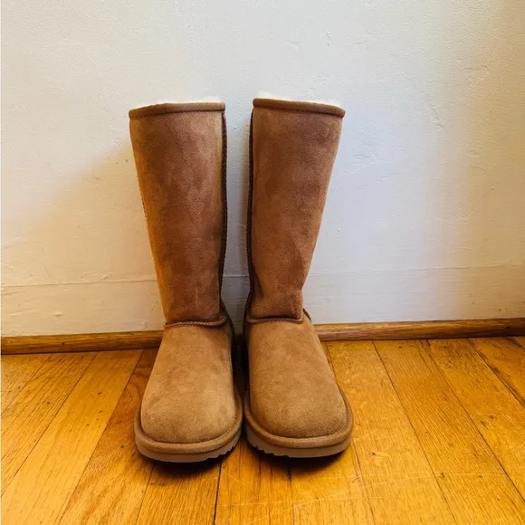 UGG Kids Classic II Boot, Size 3