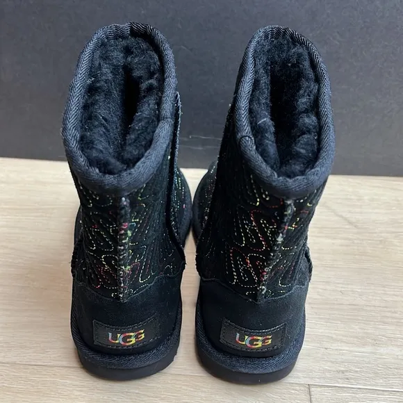 Ugg Kids Classic II Graphic Stitch Boot, SIZE 13 US