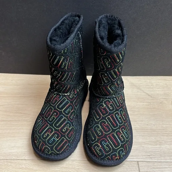 Ugg Kids Classic II Graphic Stitch Boot, SIZE 13 US