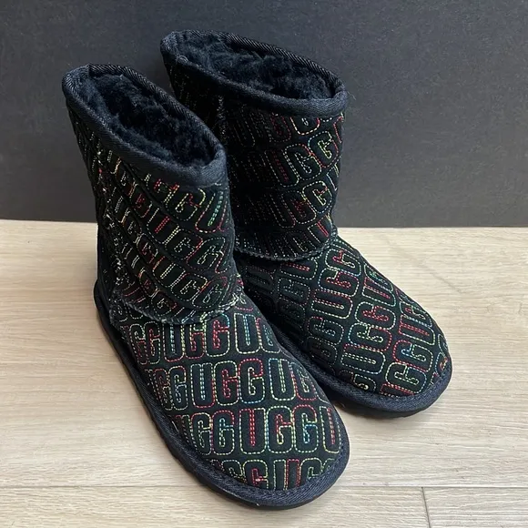 Ugg Kids Classic II Graphic Stitch Boot, SIZE 13 US