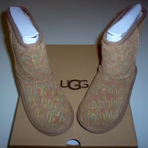 UGG KIDS CLASSIC II Graphic Stitch Boots, Size 4 (TAN)