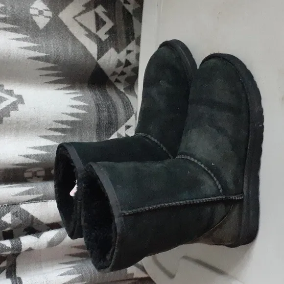 UGG SHORT CLASSIC BOOTS