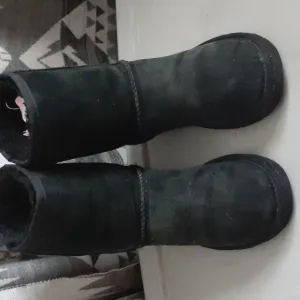 UGG SHORT CLASSIC BOOTS