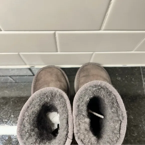 UGG | TODDLER CLASSIC ll UGGS GREY SZ 9