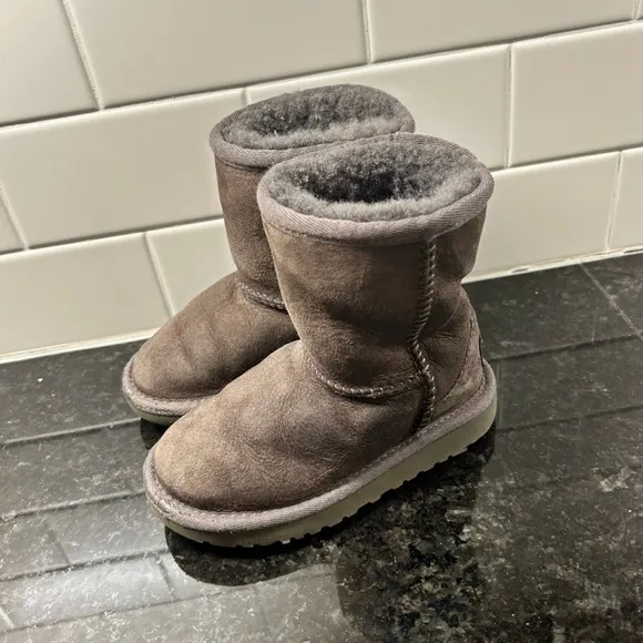 UGG | TODDLER CLASSIC ll UGGS GREY SZ 9