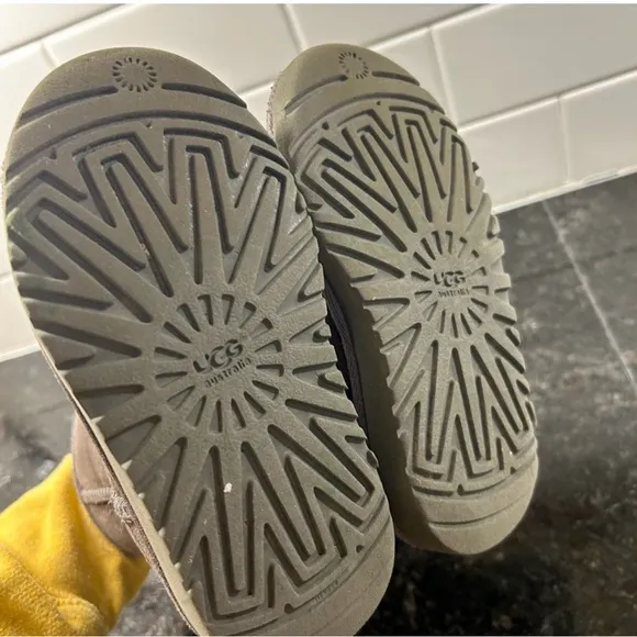 UGG | TODDLER CLASSIC ll UGGS GREY SZ 9