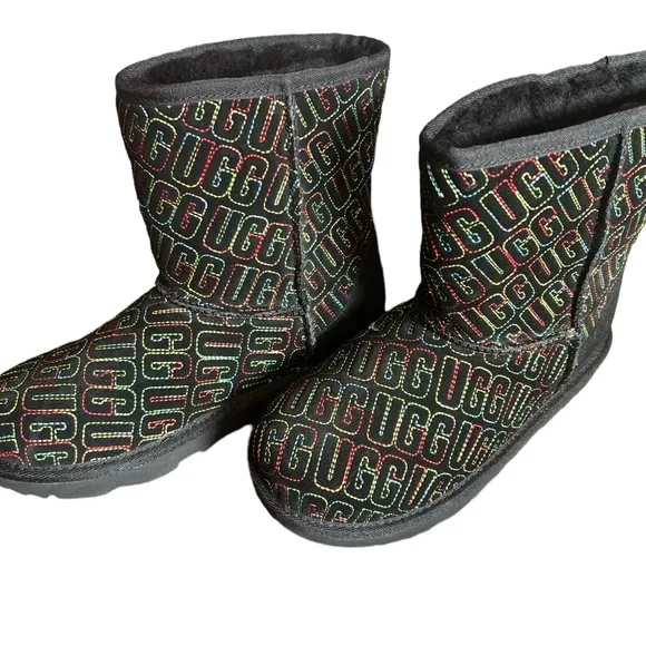UGG unisex-Child classic ll Graphic stitch boots