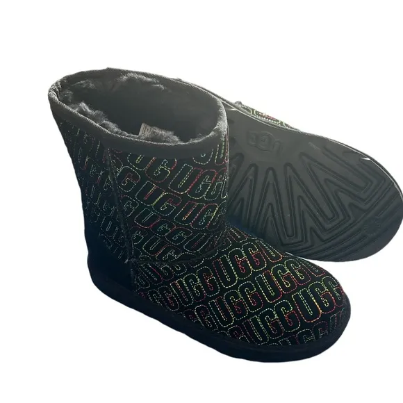 UGG unisex-Child classic ll Graphic stitch boots