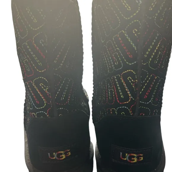 UGG unisex-Child classic ll Graphic stitch boots
