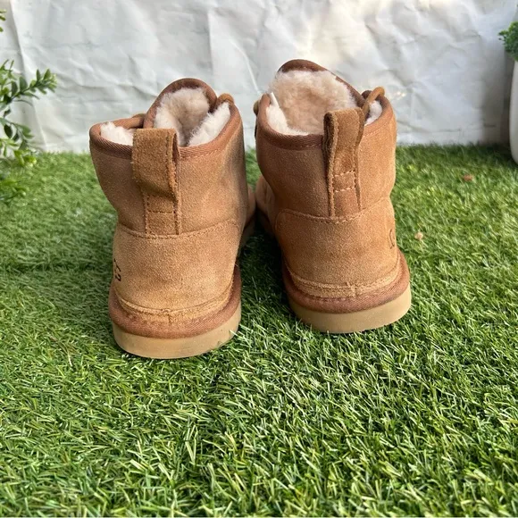 UGG women Neumel Women Classic Boots ChestnutSize 9 gently used