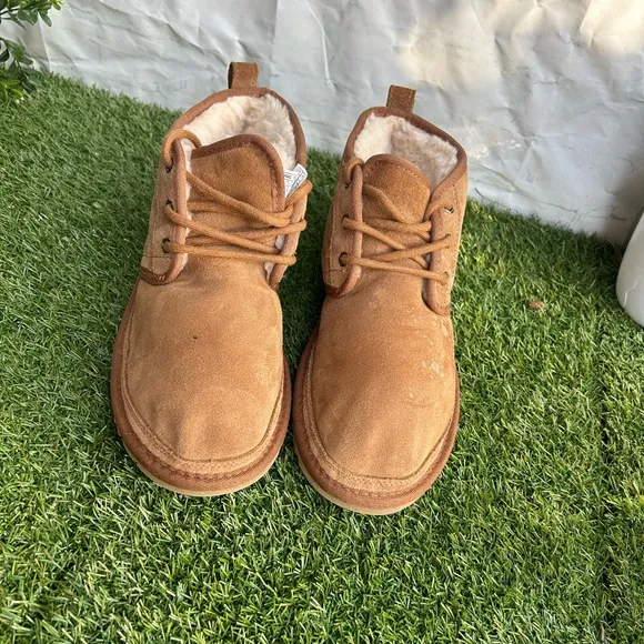 UGG women Neumel Women Classic Boots ChestnutSize 9 gently used