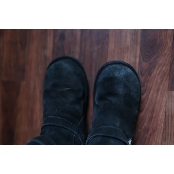UGG Youth 4 Maddi II Casual Shearling Winter Boots Buckle Black Suede 1102529