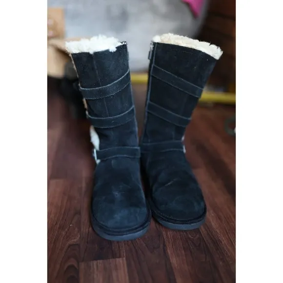 UGG Youth 4 Maddi II Casual Shearling Winter Boots Buckle Black Suede 1102529