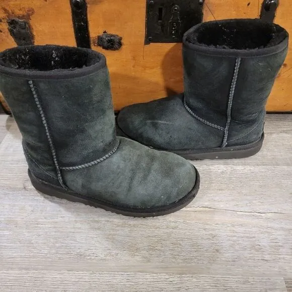 UGG Kids Classic II Boots black size 5 (Youth)