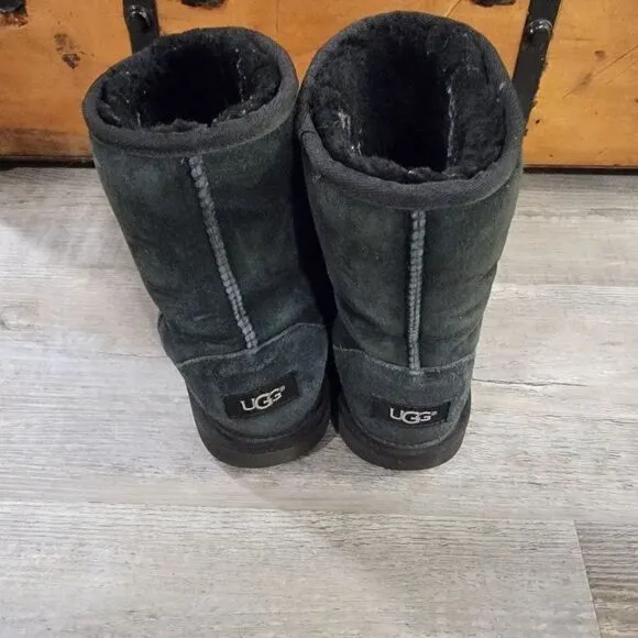 UGG Kids Classic II Boots black size 5 (Youth)