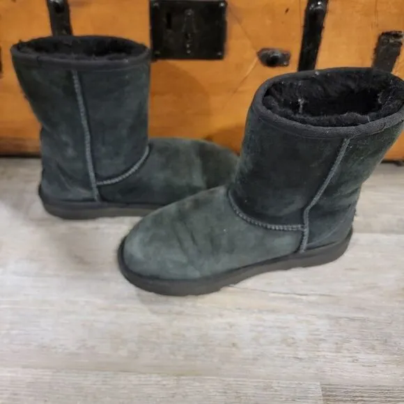 UGG Kids Classic II Boots black size 5 (Youth)