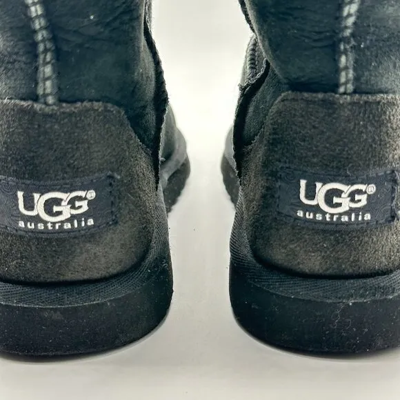 UGGs kids  Black Shearling Classic short waterproof boots 5251  Sz 4